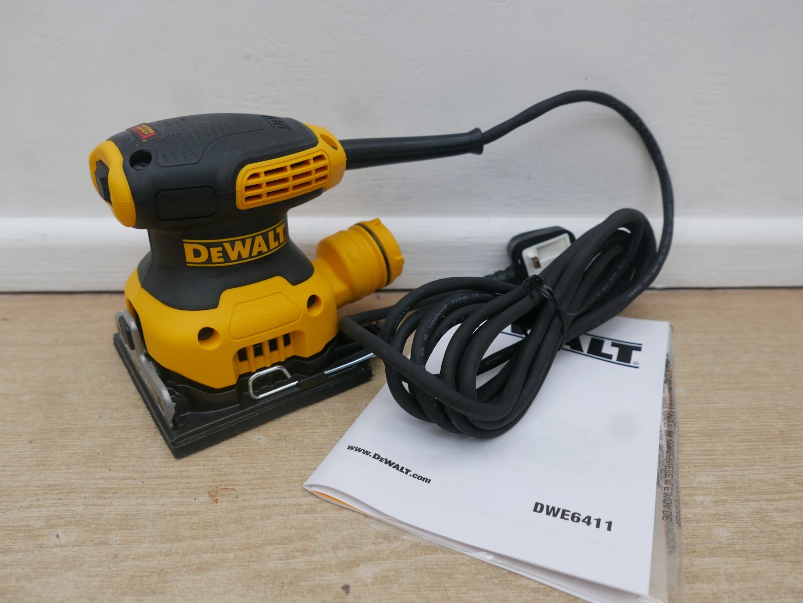 DeWALT DWE6411 1/4 sheet orbital palm sander 240v without bag & punch plate
