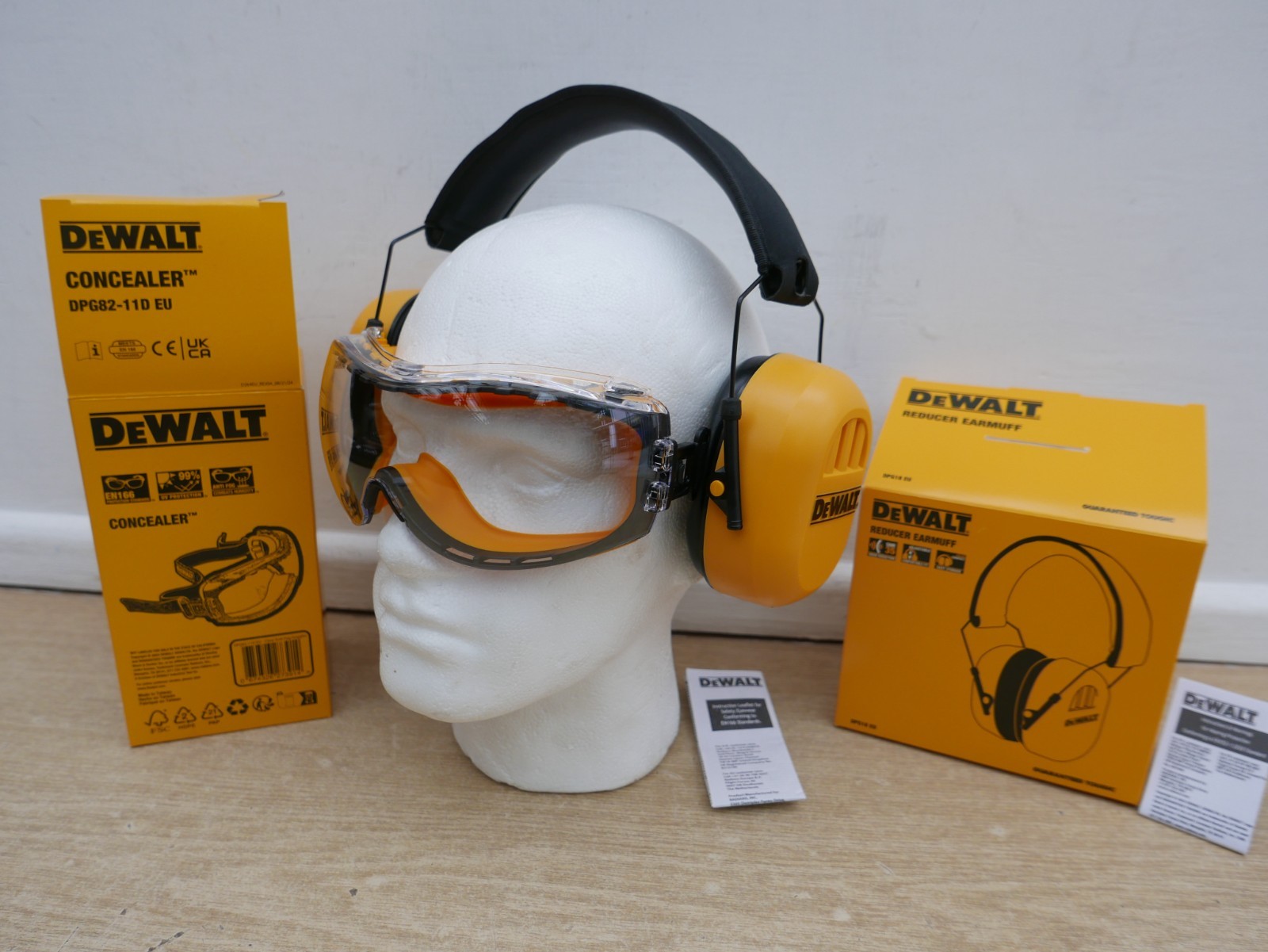 DeWALT DPG18-BX LIGHTWEIGHT EAR DEFENDERS CE + DPG82 11D CONCEALER GOGGLES