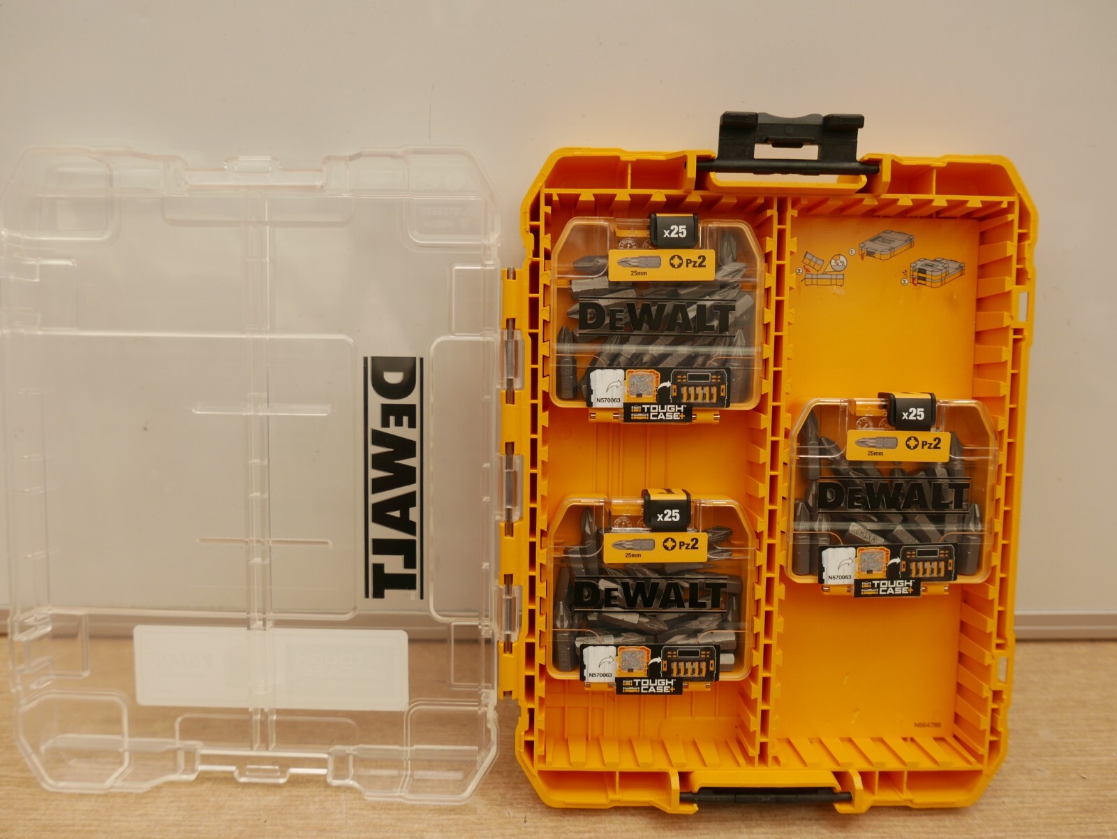 DeWALT DT71521 3 x 25 PZ2 X 25mm X 1/4" hex screwdriver bits + connectable case