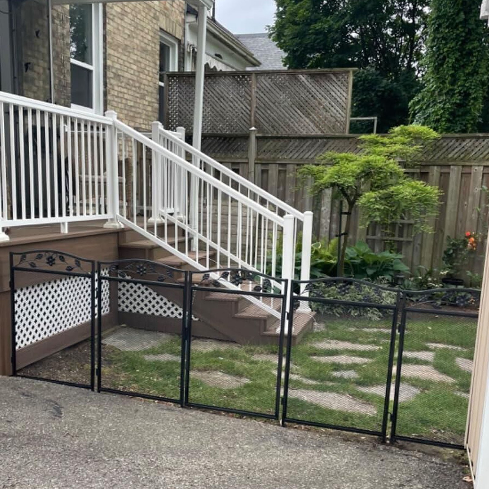 5-Pack Decorative Metal Garden Fence Panels 32in x 13ft Landscape Border Barrier