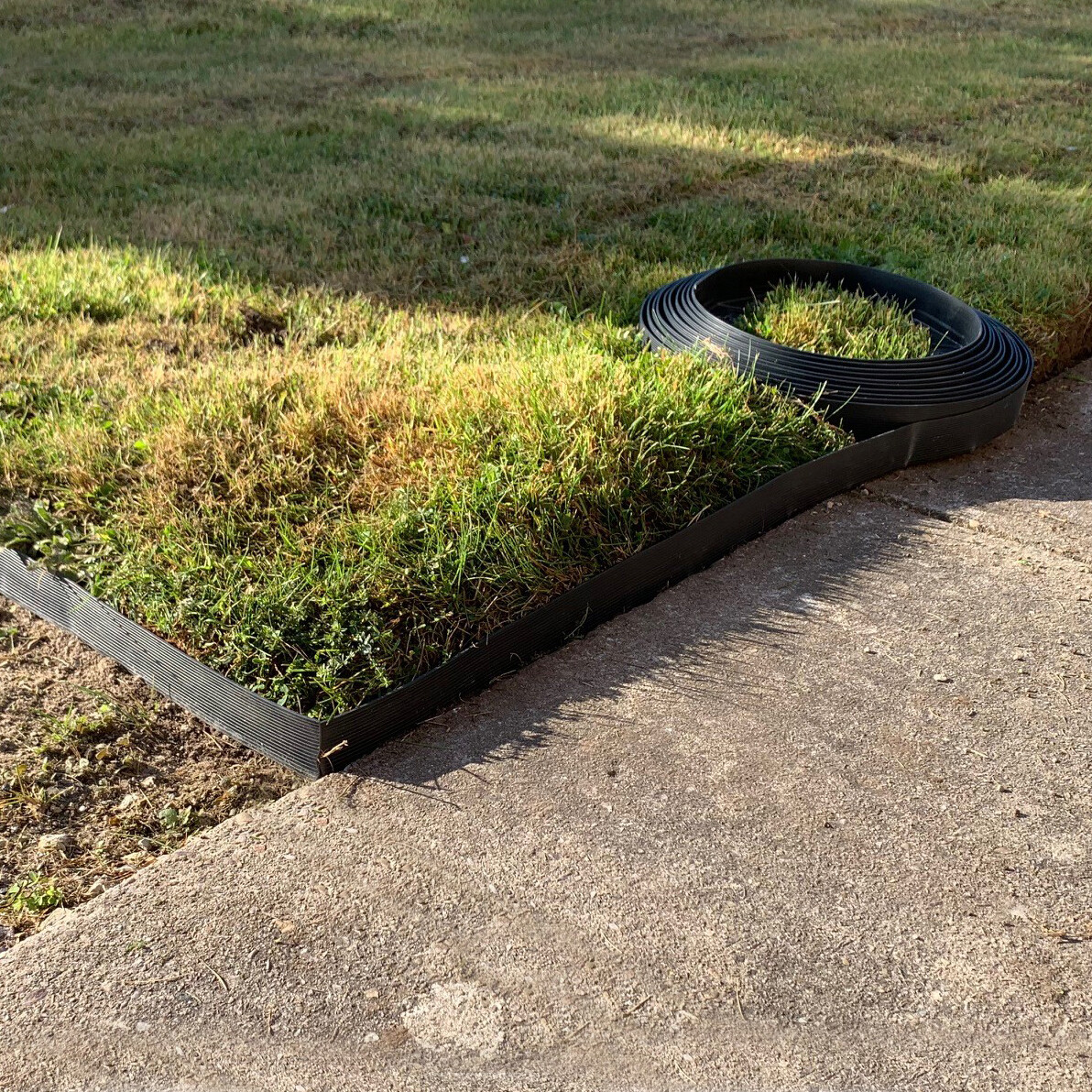 20m Garden Lawn Edging Flexible Plastic Edge Grass Border Edging & 80 Pegs
