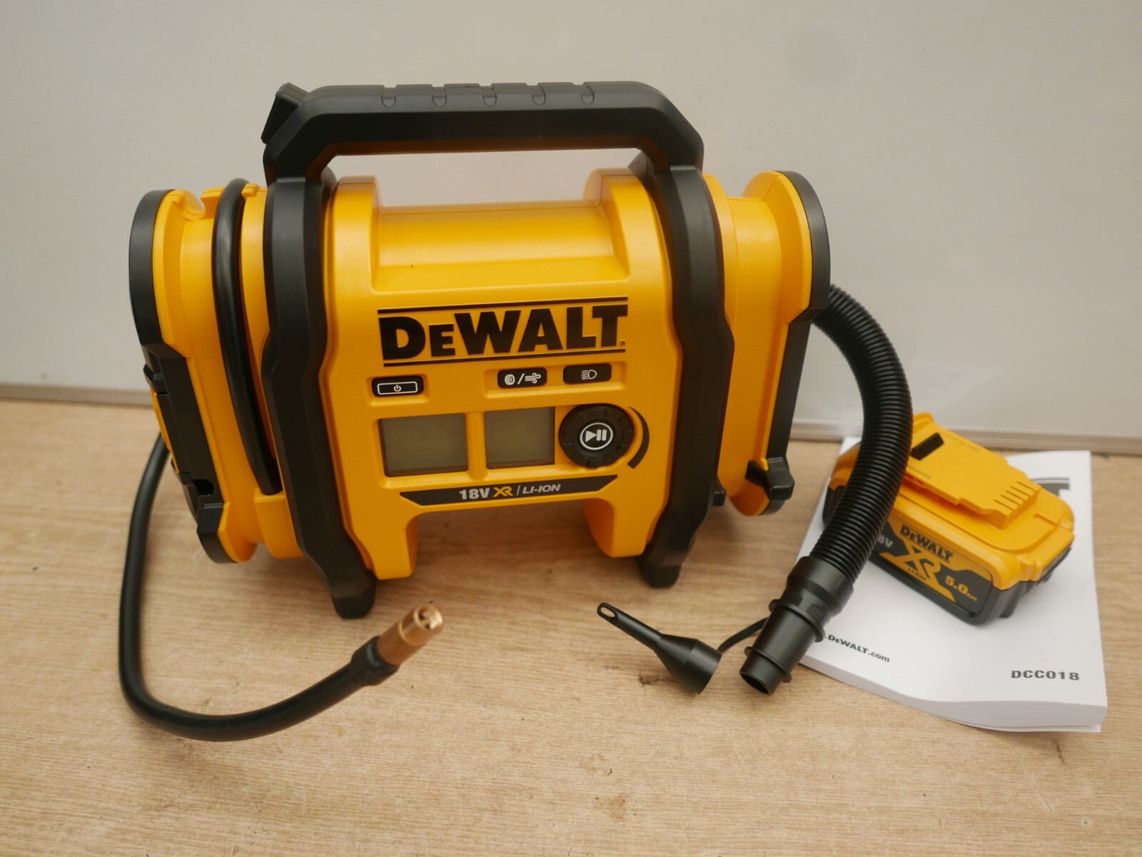 DeWalt DCC018 18V XR Cordless Tyre Inflator Bare Unit + dcb184 5 ah battery