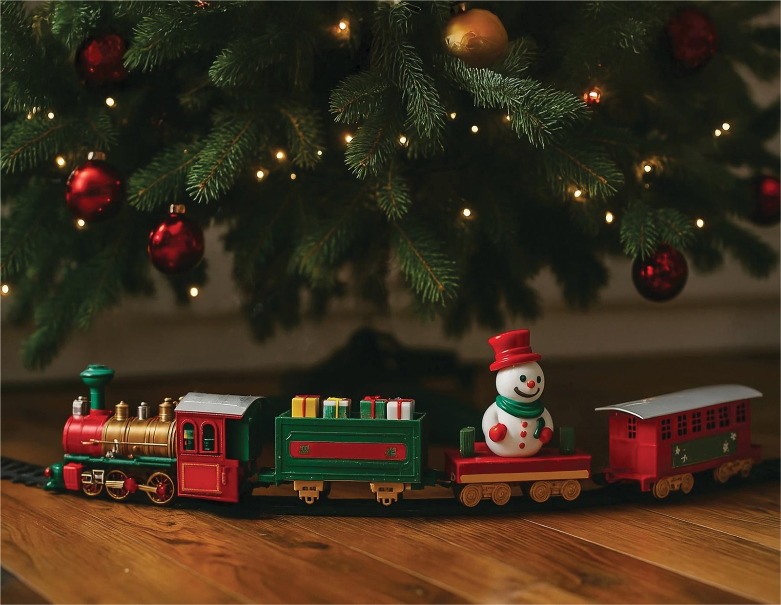 Christmas 3 Carriages Xmas Train Set Plays Jingle Bells & Working Headlights