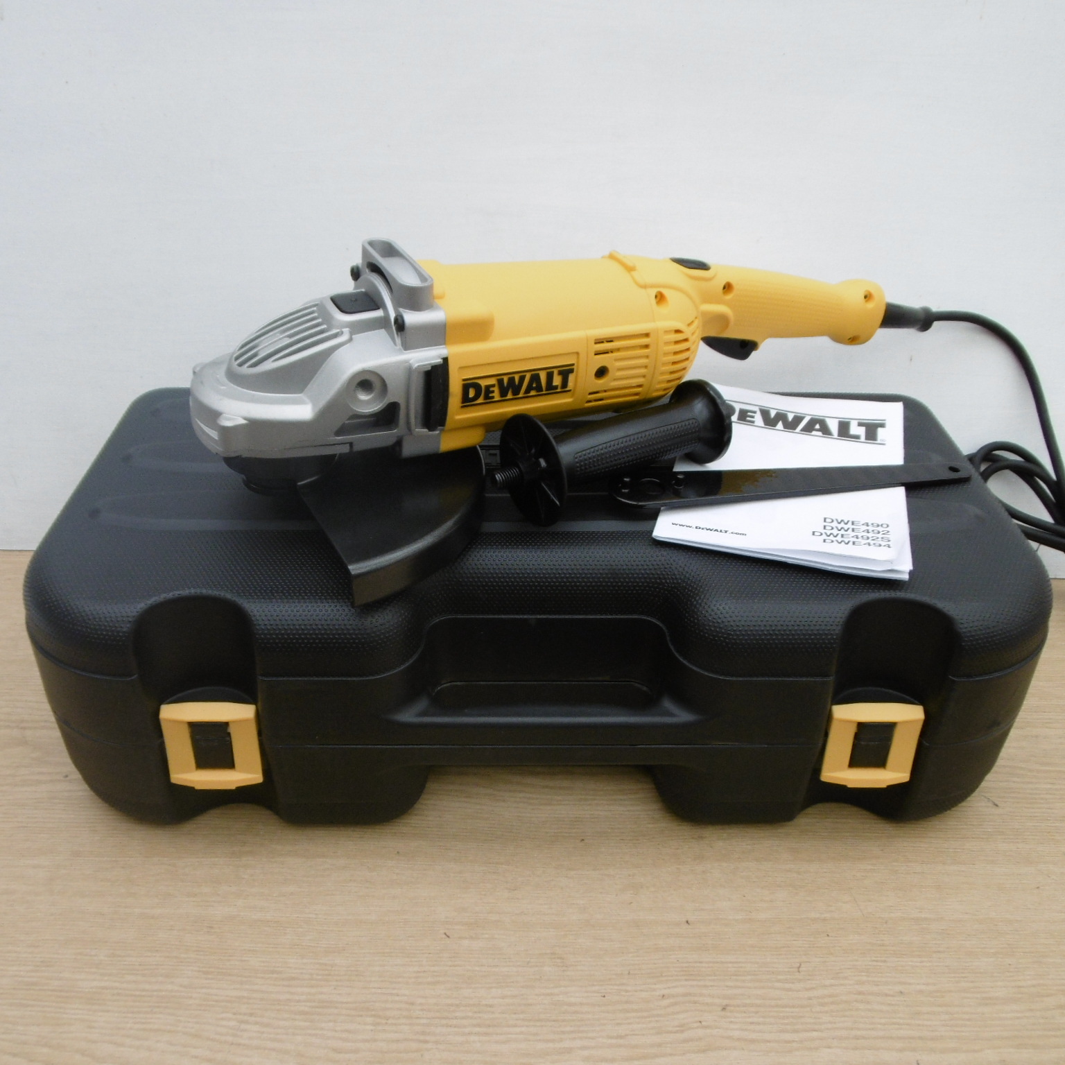 DeWALT DWE492K 9" 230mm 2200watt ANGLE GRINDER + CARRYING CASE 240V