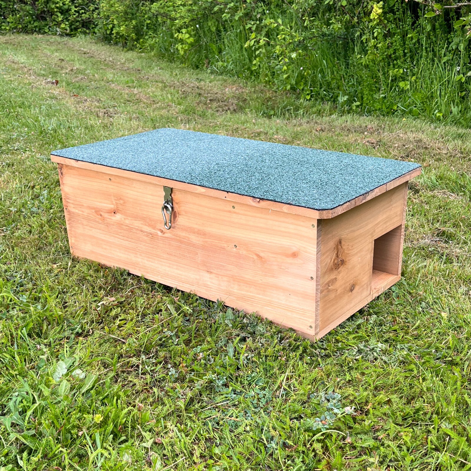 Wooden Hedgehog Feeding Station House Shelter Hibernation Nest Box