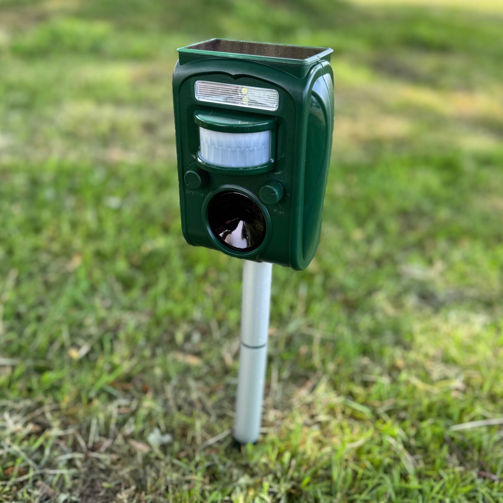 Solar Powered Ultrasonic Cat Repeller Pest Deterrent Scarer (Batteries Included)